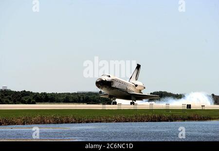 Der Orbiter Columbia landelt auf der Start- und Landebahn 33 der KSC Shuttle Landing Facility, um die fast 16-tägige STS-90 Mission abzuschließen. Der Hauptzahnradauftaster war am 3. Mai 1998 um 12:08:59 Uhr EDT und landete auf der Umlaufbahn 256 der Mission. Die Räder stoppten um 12:09:58 Uhr EDT und absolvten eine Gesamteinsatzzeit von 15 Tagen, 21 Stunden, 50 Minuten und 58 Sekunden. Stockfoto