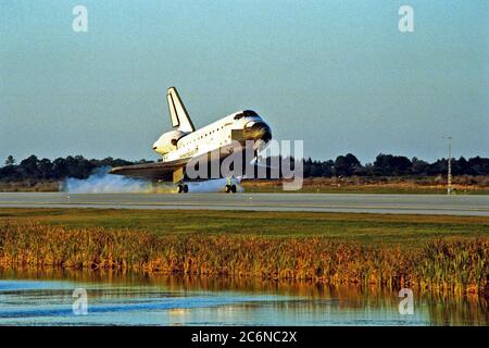 KENNEDY SPACE CENTER, Florida -- die Space Shuttle Orbiter Endeavour landest auf der Start- und Landebahn 15 der KSC Shuttle Landing Facility (SLF), um die fast neuntägige STS-89 Mission abzuschließen. Die Hauptzahnradaufschaltung fand am 31. Januar 1998 um 17:35:09 Uhr EST statt. Die Räder stoppten um 5:36:19 EST und absolvierten eine Gesamtmission von acht Tagen, 19 Stunden, 48 Minuten und vier Sekunden. Die 89. Space Shuttle Mission war die 42. (Und 13.) Landung des Orbiters am KSC, und STS-89 war die achte von neun geplanten Andockungen des Space Shuttle mit der russischen Raumstation mir. STS-89 Mission Specialist und Stockfoto