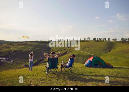 Reisende Familie Ruhe im Camp im Sommer Natur Stockfoto