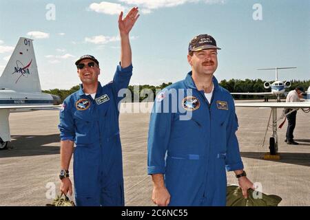 KENNEDY SPACE CENTER, FLA. -- STS-90 Payload Specialist Jay Buckey, M.D. (Links), und Pilot Scott Altman kommen in Kennedy Space Center Shuttle Landing Facility in Vorbereitung auf den Start von Columbia am 16. April um 14:19 Uhr EDT von KSC Launch Pad 39B. Der Start von Neurolab auf STS-90, die zweite Mission von 1998, ist auf fast 17 Tage geplant Stockfoto