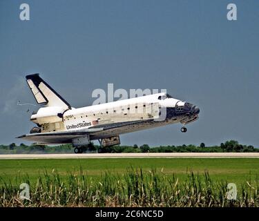 Der Orbiter Columbia landelt auf der Start- und Landebahn 33 der KSC Shuttle Landing Facility, um die fast 16-tägige STS-90 Mission abzuschließen. Der Hauptzahnradauftaster war am 3. Mai 1998 um 12:08:59 Uhr EDT und landete auf der Umlaufbahn 256 der Mission. Die Räder stoppten um 12:09:58 Uhr EDT und absolvten eine Gesamteinsatzzeit von 15 Tagen, 21 Stunden, 50 Minuten und 58 Sekunden. Stockfoto