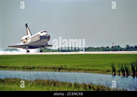 Der Orbiter Columbia landelt auf der Start- und Landebahn 33 der KSC Shuttle Landing Facility, um die fast 16-tägige STS-90 Mission abzuschließen. Der Hauptzahnradauftaster war am 3. Mai 1998 um 12:08:59 Uhr EDT und landete auf der Umlaufbahn 256 der Mission. Die Räder stoppten um 12:09:58 Uhr EDT und absolvten eine Gesamteinsatzzeit von 15 Tagen, 21 Stunden, 50 Minuten und 58 Sekunden. Stockfoto