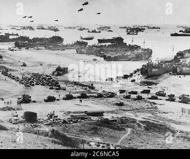 Eine Vogelperspektive auf Landungsboote, Sperrballons und alliierte Truppen, die am D-Day, 6. Juni 1944, in der Normandie, Frankreich, landen Stockfoto