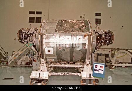 In der Raumstation Processing Facility (SSPF) sitzt das Verbindungsmodul Unity, Teil der Internationalen Raumstation, auf einem Arbeitsstand, bevor es an einen neuen Ort im SSPF umzieht. Als primäre Nutzlast auf der Mission STS-88, die am 3. Dezember 1998 starten soll, wird Unity mit dem russischen Steuermodul Zarya verbunden, das zu diesem Zeitpunkt bereits im Orbit sein sollte. Stockfoto