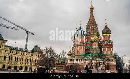 Moskau, Russland 18. Dezember 2019: Der Turm des Moskauer Kremls gegen den grauen Himmel. Stockfoto