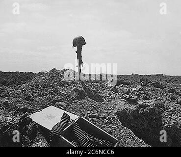 Der Strand ist sicher, aber der Preis war hoch. Ein Fotograf der US-Küstenwache kam kurz nach dem D-Day auf dieses Denkmal eines toten amerikanischen Soldaten irgendwo am muschelgesprengten Ufer der Normandie Stockfoto