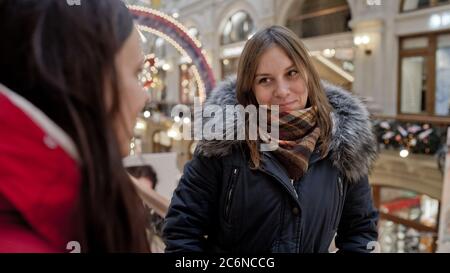 Das Treffen der Freundinnen. Zwei Frauen diskutieren in einem Einkaufszentrum über etwas. Stockfoto
