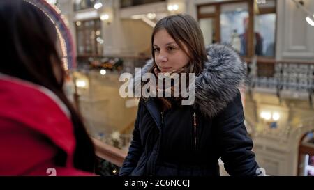 Das Treffen der Freundinnen. Zwei Frauen diskutieren in einem Einkaufszentrum über etwas. Stockfoto