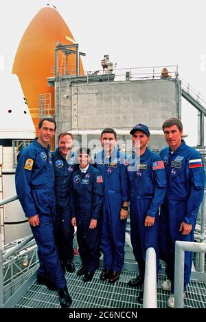 STS-88 Crew-Mitglieder posieren für ein Foto während einer Pause im Notfall Ausstieg Training auf der Startfläche 39A. Es sind (von links nach rechts) die Missionsspezialisten James H. Newman, Jerry L. Ross und Nancy J. Currie, der Missionskommandant Robert D. Cabana, Pilot Frederick W. 'Rick' Sturckow und der Missionsspezialist Sergei Krikalev, ein russischer Kosmonaut. Stockfoto