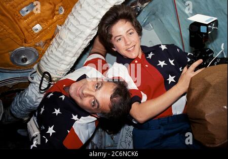 (25. September - 6. Oktober 1997) --- die Astronauten David A. Wolf und Wendy B. Lawrence, Missionsspezialisten, sind im Docking Module (DM) zwischen der russischen mir-Raumstation und dem Space Shuttle Atlantis abgebildet, in frühen Momenten gemeinsamer Aktivitäten zwischen den STS-86 und mir-24-Besatzungen. Stockfoto