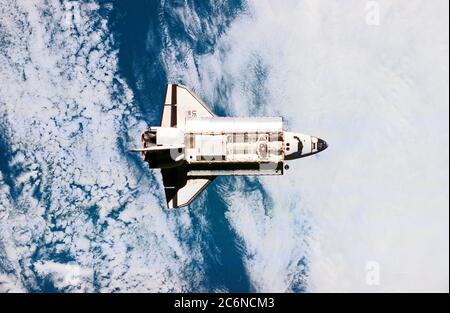 (Mai 1997) --- das Space Shuttle Atlantis wird aus der Sicht der russischen mir Raumstation in diesem 35-mm-Bild während der Trennungsoperationen gesehen. Die Astronauten von STS-84 und die Kosmonauten von mir-23 hatten mehrere Tage in gemeinsamen Aktivitäten verbracht, während das Raumschiff angedockt war. Die amerikanische Besatzung wechselte auch Kosmonauten-Gastforscher an Bord der mir und ersetzte Jerry M. Linenger durch C. Michael Foale. Stockfoto