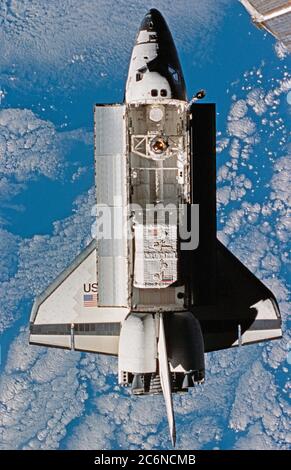 (26. September 1997) --- das Space Shuttle Atlantis wird aus der Sicht der russischen mir Raumstation in diesem 35-mm-Bild während Rendezvous-Operationen ausgesetzt gesehen. Die Astronauten von STS-86 und die Kosmonauten von mir-24 verbrachten mehrere Tage in gemeinsamen Aktivitäten, während das Raumschiff angedockt war. Die amerikanische Crew wechselte auch Gastforscher an Bord der mir und ersetzte C. Michael Foale durch David A. Wolf. Stockfoto