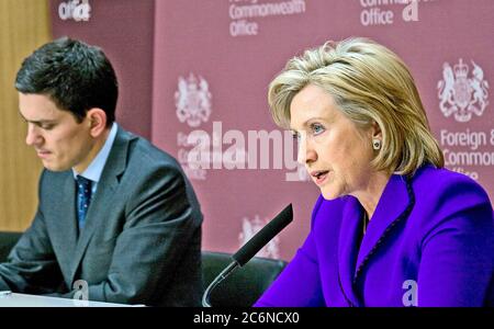 Us-Außenministerin Hillary Rodham Clinton und der britische Außenminister David Miliband am Gelenk drücken Sie die Verfügbarkeit nach der Sitzung vom Jemen in London, 27. Januar 2010. Stockfoto