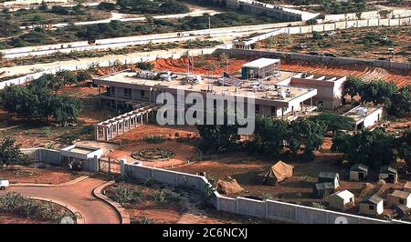 1992 - Luftbild der vor der US Botschaft in Mogadischu, Somalia. Die gemeinsame Task Force Headquarter für Hoffnung gibt es entfernt. Es gibt Pläne, eine Zeltstadt auf dem Gelände zu errichten. Einige Zelte auf dem Gelände der unteren rechten Ecke des Rahmens. Diese Mission ist in der direkten Unterstützung der Operation Restore Hope. Stockfoto