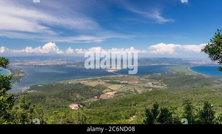 Schöne Luftaufnahme von Orbetello und der Lagune vom Gipfel des Monte Argentario, Grosseto, Italien, einschließlich der Strände von Giannella und Fenigli Stockfoto