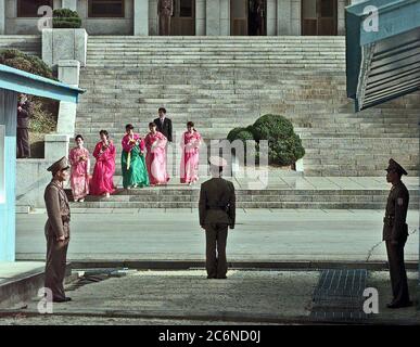 Damen aus Nordkorea, die traditionelle hanbok verlassen Panmungak Geschenke zu den Koreanischen business tycoon Chung Ju-yung, Okt. 27, 1998 zu präsentieren. Vor dem Wohnwagen von 501 Rinder und 50 Fahrzeuge in das Kommunistische Nordkorea, Chung, Gründer und Ehrenpräsident der Hyundai Gruppe, spendete 501 Rinder und die Fahrzeuge an die Hungersnot heimgesuchten Land von Nordkorea. Herr Chung hatte die Nordkoreaner 500 Rinder in diesem Jahr im Juni. Stockfoto