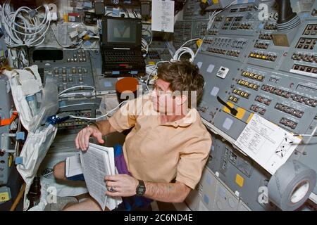 (16. Januar 1997) --- Astronaut John E. Blaha vereint sich wieder mit der vertrauten Umgebung des Space Shuttle Atlantis' Achterdeck, das er seit September 1996 nicht mehr gesehen hat, als er an Bord der russischen mir Raumstation ging. Hier prüft er kleine Gegenstände gegen eine Checkliste. Das Foto wurde mit einer elektronischen Standkamera (ESC) aufgenommen und später mit Fluglotsen in Houston, Texas, herunterverbunden. Stockfoto