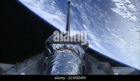 (23. Juli 1999) --- Diese vor der Bereitstellung Sicht auf das Chandra Röntgenobservatorium wurde mit dem HDTV Camcorder aus der Crew-Kabine von Columbia aufgenommen. Stockfoto