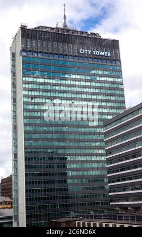 Fensterputzer putzen den City Tower, ein 30-stöckiges Gebäude in Piccadilly Gardens im Stadtzentrum von Manchester. Sie ist 107 Meter hoch und wurde 1965 erbaut. Stockfoto