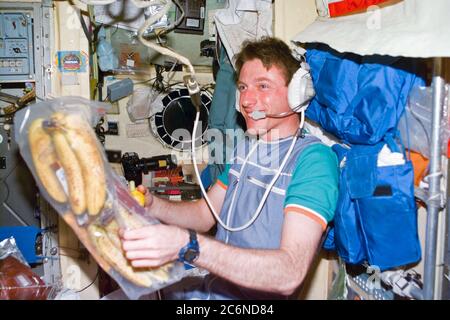 (27. September 1997) --- Astronaut C. Michael Foale, Kosmonauten-Gastforscher, zeigt seine Freude über ein Paket frischer Früchte, die die STS-86-Besatzung an Bord des Raumschiffs Atlantis an Bord der russischen mir-Raumstation gebracht hat. Stockfoto