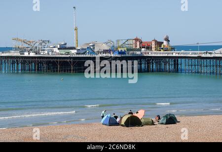 Brighton UK 11. Juli 2020 - Diese Gruppe sieht mit ihren Zelten am Brighton Beach aus, um den Tag an der Südküste so schön wie möglich zu gestalten : Credit Simon Dack / Alamy Live News Stockfoto