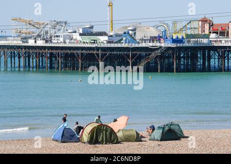 Brighton UK 11. Juli 2020 - Diese Gruppe sieht mit ihren Zelten am Brighton Beach aus, um den Tag an der Südküste so schön wie möglich zu gestalten : Credit Simon Dack / Alamy Live News Stockfoto