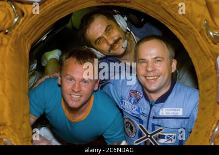 S89-E-5355 (28. Januar 1998) --- Dieses Bild der elektronischen Standkamera (ESC) zeigt die mir-24 Crew, die sich Minuten vor dem Schließen der Luke von der STS-89 Crew entfernt. Die Schließung der Luke des Docking Module (DM) wird die achte gemeinsame Docking-Aktivitäten von Shuttle/mir zu einem Ende bringen. Die mir-24-Besatzungsmitglieder sind von links - Astronaut Andrew S. W. Thomas, Kosmonauten-Gastforscher; Kosmonaut Pavel V. Vinogradow, Flugingenieur; und Kosmonauten Anatoliy Y. Solovyev, Kommandant. Thomas, der Astronaut David A. Wolf ersetzt, wird der letzte amerikanische Astronaut sein, der eine Tour an Bord der russischen mir Sp Stockfoto