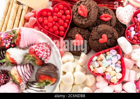 Valentinstag Käseplatine mit verschiedenen Keksen und Süßigkeiten. Stockfoto