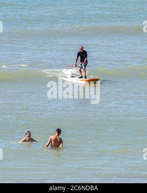 Brighton UK 11. Juli 2020 - Besucher machen das Beste aus einem schönen sonnigen Tag in Brighton an der Südküste : Credit Simon Dack / Alamy Live News Stockfoto