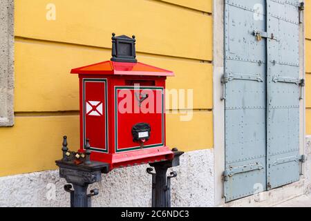 Traditionelle rote Straße Mailbox in Budapest, Ungarn Stockfoto