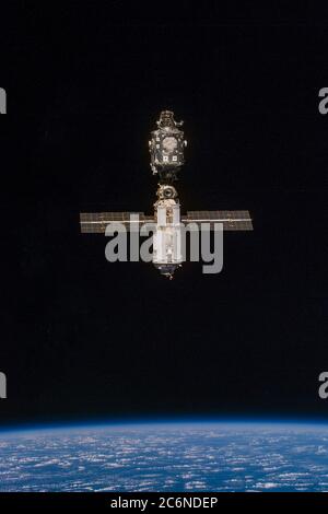 (3. Juni 1999) --- EIN STS-96-Besatzungsmitglied, das eine elektronische Standkamera (ESC) handhabte, nahm dieses Bild der Internationalen Raumstation (ISS) während eines Vorbeiflugs nach der Trennung der beiden Raumfahrzeuge auf. Stockfoto