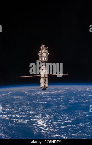 (03. Juni 1999) --- die Internationale Raumstation (ISS) wird nach der Trennung von Discovery gegen die blau-weiße Horizontszene der Erde und die Schwärze des Weltraums zurückfallen. Stockfoto