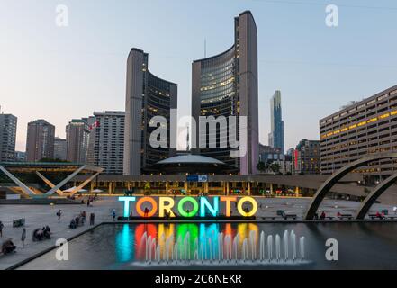 Toronto, Сanada - 6. September 2015: Nächtliche Belichtung des Brunnens auf dem Nathan Phillips Platz mit dem beleuchteten Rathaus und dem Freedom Arch Stockfoto