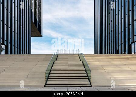 Breite Treppe zwischen zwei modernen Bürogebäuden am Medienhafen in Düsseldorf. Stockfoto