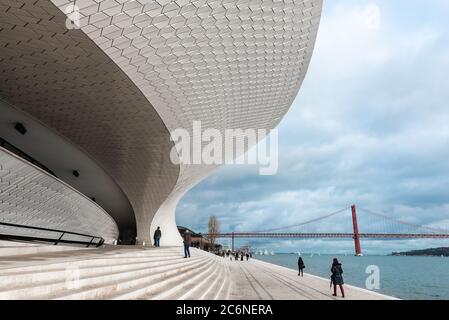 LISSABON - 4. JANUAR 2018: Zufällige Menschen, die die Treppe und den Haupteingang des Museums für Kunst, Architektur und Technologie (MAAT) in Lis entlang gehen Stockfoto