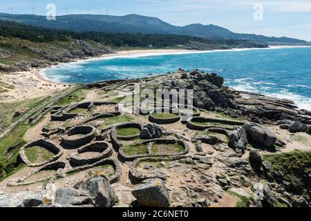 Panoramablick auf den Castro de Baroña, eine Festung in der Gemeinde Baroña in A Coruña, Galicien. Auf einer Halbinsel erbaut, wurde es von der Fi bewohnt Stockfoto