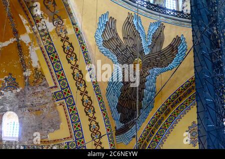 Istanbul, Türkei, 19. September 2018. Restaurierungsarbeiten in der Hagia Sophia. Gerüste und Wandmalerei. Stockfoto