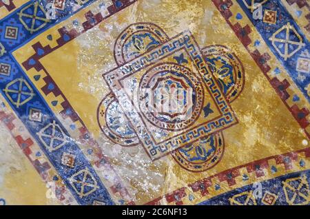 Istanbul, Türkei, 19. September 2018. Antike byzantinische Malerei an der Decke der Heiligen Sophia im Prozess der Restaurierung Stockfoto