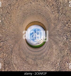 Umkehrung der kleinen Planetenumwandlung des kugelförmigen Panoramas 360 Grad. Sphärische abstrakte Luftaufnahme im Feld mit atemberaubenden schönen Wolken. Cu Stockfoto