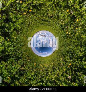 Umkehrung der kleinen Planetenumwandlung des kugelförmigen Panoramas 360 Grad. Sphärische abstrakte Luftaufnahme im Feld mit atemberaubenden schönen Wolken. Cu Stockfoto