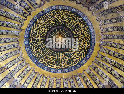 Istanbul, Türkei, 19. September 2018. Arabische Schrift und byzantinische Malerei unter der Kuppel der Kirche der Heiligen Sophia Stockfoto