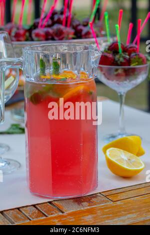 himbeer Mojito trinken im Glas, Kirsche verschwommen Hintergrund Stockfoto