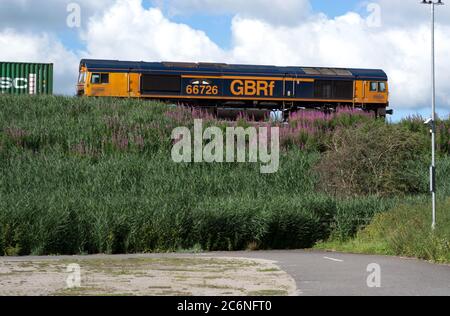 GBRf-Diesellokomotive der Baureihe 66 Nr. 66726 mit freightliner-Zug, Warwickshire, Großbritannien Stockfoto