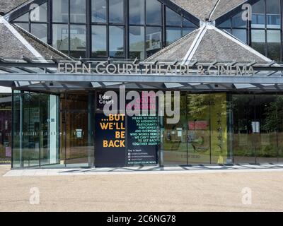 Eden Court Theatre ist während der Covid-19-Sperre in Inverness, Highland, Schottland, geschlossen. Gesehen mit "geschlossenen" Beschilderung und Aussage "...aber wir kommen wieder". Stockfoto