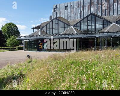 Eden Court Theatre ist während der Covid-19-Sperre in Inverness, Highland, Schottland, geschlossen. Mit überwucherem Gras gesehen. Stockfoto