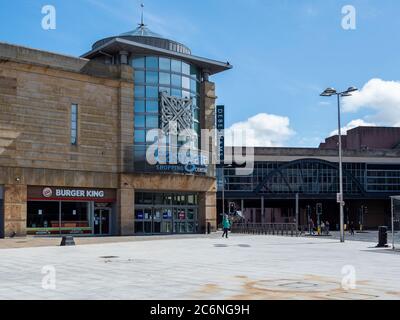 Eastgate Shopping Center geschlossen während Coronavirus Sperre. Vom Eingang in Falcon Square, Inverness, Schottland Stockfoto