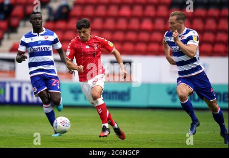 Charlton Athletic's Albie Morgan (Mitte) in Aktion während des Sky Bet Championship-Spiels im Valley, London. Stockfoto