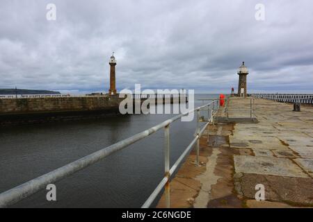 Blick auf die East und West Lighthouses in Whitby, North Yorkshire, England, Großbritannien Stockfoto