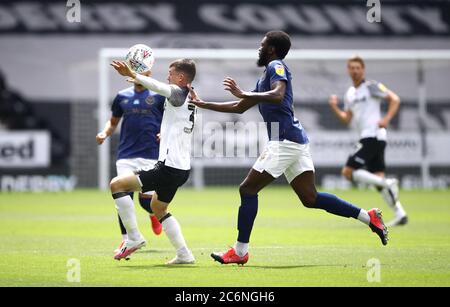 Jason Knight von Derby County (links) und Josh Dasilva von Brentford kämpfen während des Sky Bet Championship-Spiels im Pride Park, Derby, um den Ball. Stockfoto