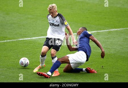 Louie Sibley von Derby County (links) und Ethan Pinnock von Brentford kämpfen während des Sky Bet Championship-Spiels im Pride Park, Derby, um den Ball. Stockfoto